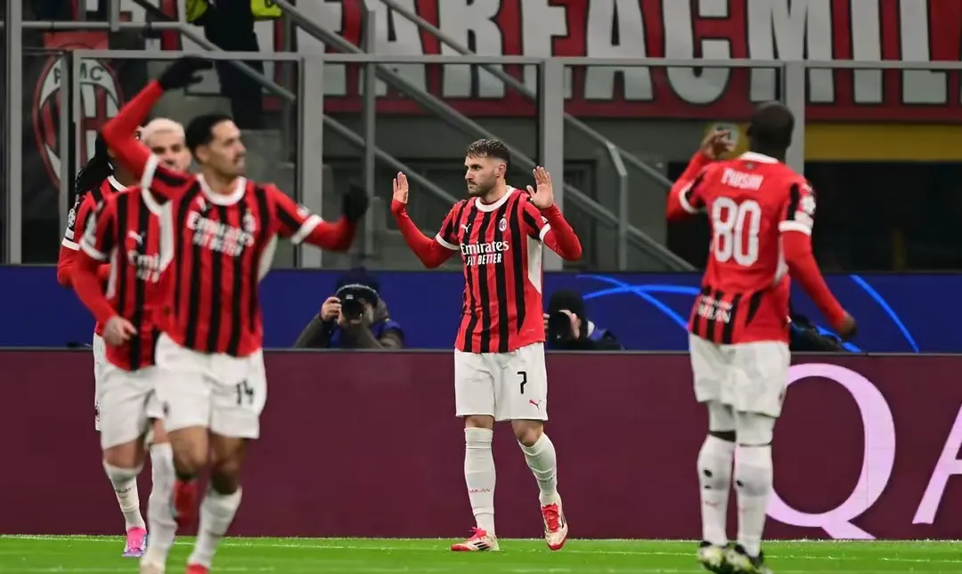 费耶诺德训练开放日,官宣日强势反弹引观众欢呼,欧联在即,控场能力成焦点 费耶诺德训练开放日,官宣日强势反弹引观众欢呼,欧联在即,控场能力成焦点