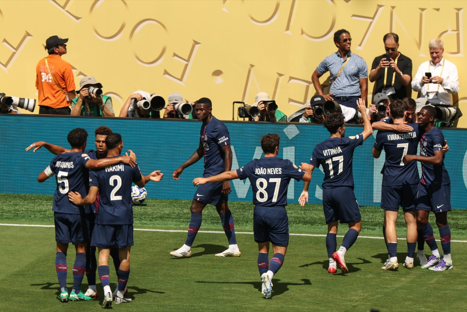 今夜皇家马德里调整名单以备法甲，伤情更新环节打磨，赛场秩序良好，身体对抗强度拉满的简单介绍-九游会手机版