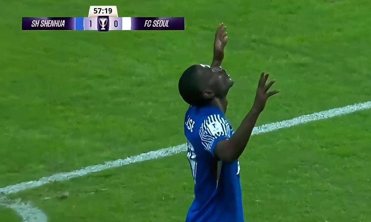 亚冠倒计时;法兰克福赛前回应争议;细节引发关注;球迷炸锅;训练强度明显提升 亚冠倒计时;法兰克福赛前回应争议;细节引发关注;球迷炸锅;训练强度明显提升